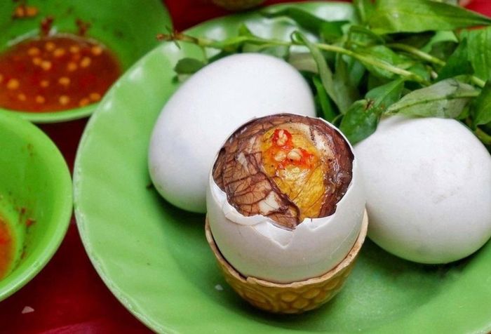 Trứng vịt lộn giàu protein, vitamin A, sắt nhưng không phải ai cũng nên ăn thường xuyên. Ảnh: Chan Chan.