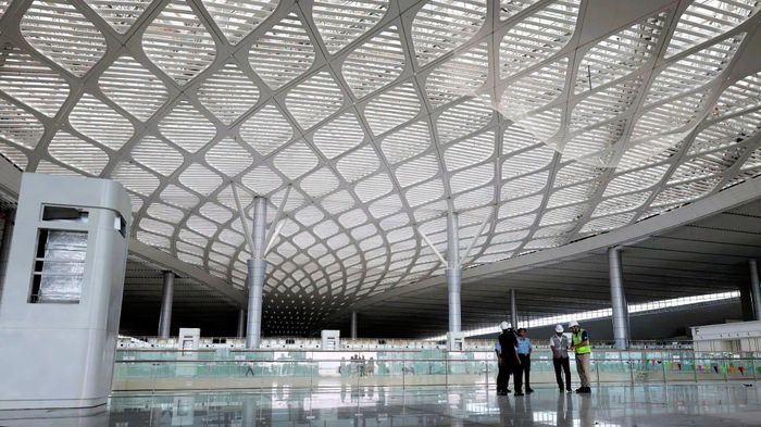 Ngay phía dưới, hệ trần nhôm áp mái lấy sáng tự nhiên với tổng diện tích gần 10.000 m2 cũng đã cơ bản hoàn thiện. Những đường nét uốn lượn của hệ trần tạo liên tưởng đến nhụy hoa sen và những cánh sen đang mở ra giữa không gian nhà ga.