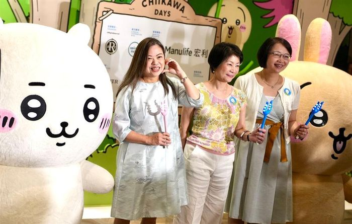  Những câu chuyện về cuộc sống đầy trăn trở của các nhân vật dường như chạm đến nhiều nhóm tuổi. Theo GEM Partners, công ty nghiên cứu và dữ liệu về ngành giải trí Nhật Bản, người hâm mộ Chiikawa có độ tuổi trung bình khoảng 40. Nhóm tuổi 30 chiếm tỷ lệ lớn nhất, bên cạnh lượng người hâm mộ đáng kể ở độ tuổi 20 và 50. Thiết kế nhân vật cũng có thể là một phần lý do Chiikawa được yêu thích. Nagano chưa từng xác nhận giới tính của các nhân vật, cho phép người hâm mộ tự hình dung và gán cho họ những đặc điểm phù hợp với bản thân. Ảnh: Adam Lam/China Daily. 