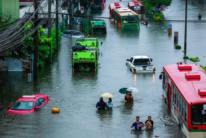  Ôtô mắc kẹt giữa con đường ngập sâu sau trận mưa lớn tại Bangkok, Thái Lan, ngày 26/9. Ảnh: Reuters. 