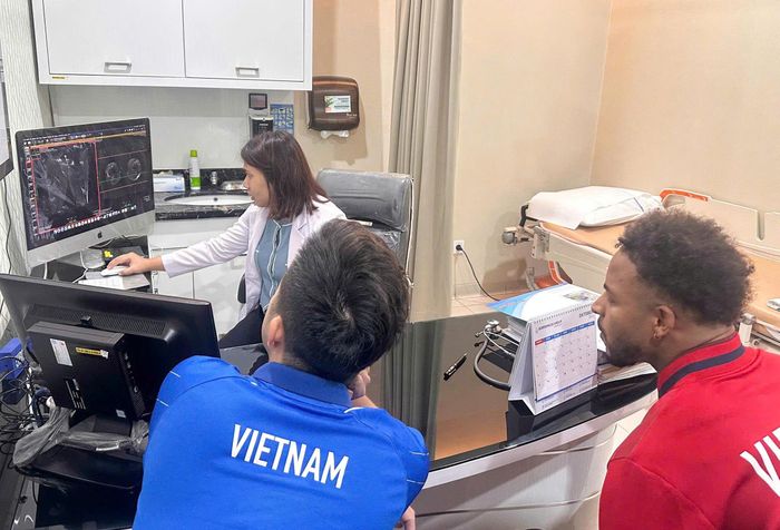  Xuân Son (áo đỏ) và bác sĩ Trần Huy Thọ (áo xanh) khi thăm khám tại bệnh viện ở Indonesia sáng 27/9. Ảnh: Liên đoàn Bóng đá Việt Nam (VFF). 