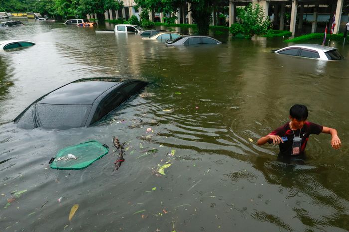 Ôtô trên đường chỉ còn thấy nóc khi đường phố Bangkok ngập trong biển nước.