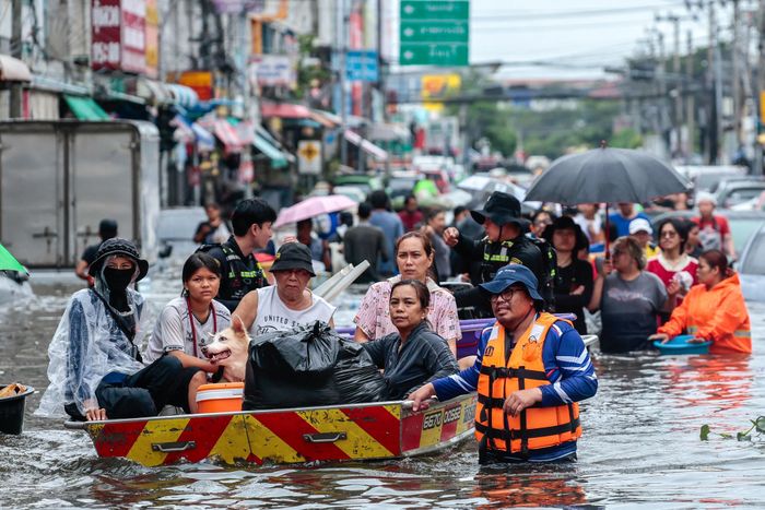 Người dân trong các khu vực ngập nặng ở Bangkok phải sơ tán.