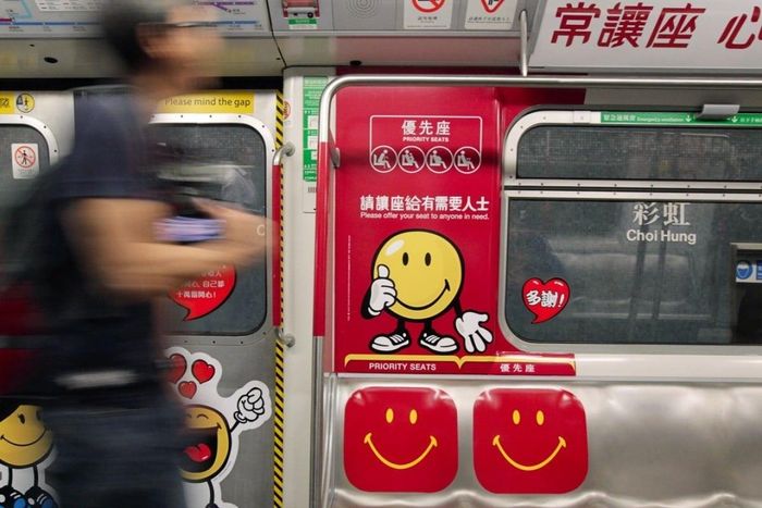  Hành khách trên hệ thống MTR Hong Kong thường không nhường ghế ưu tiên cho những người cần chỗ. Ảnh: K.Y. Cheng/SCMP.