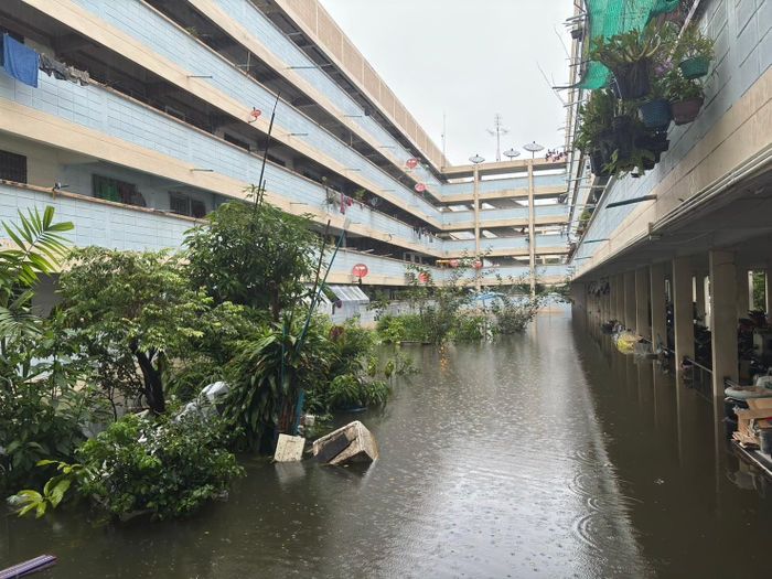  Khu Khlong Chan Flats 15 bị ngập sâu. Ảnh: dailynews. 