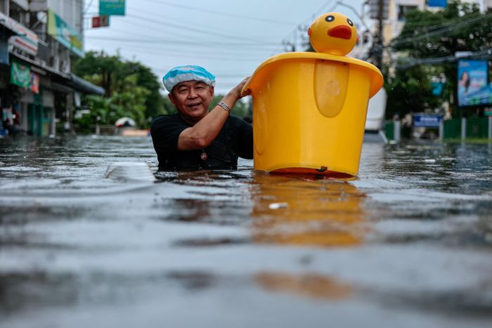 Nhiều tuyến đường ở Bangkok vẫn ngập sâu, dù mưa đã giảm trong ngày 27/9. Ảnh: Reuters.
