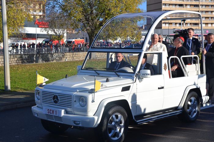  Chiếc "Popemobile" này là món quà dành cho Giáo hoàng Benedict XVI vào năm 2007, và tiếp tục được sử dụng bởi Giáo hoàng Francis và hiện tại bởi Giáo hoàng Leo XIV. 