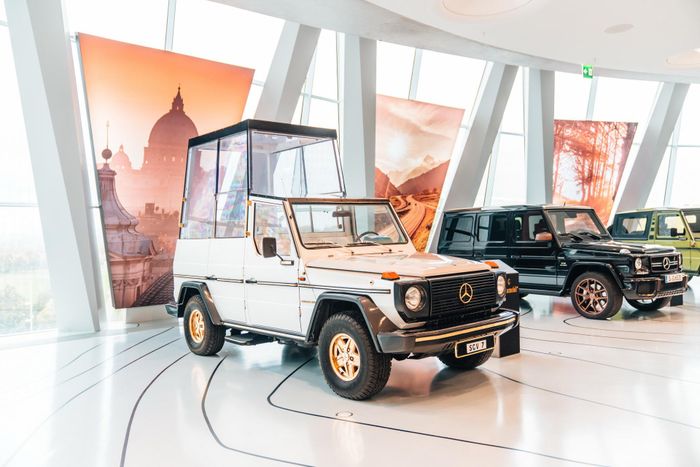  Trước đó, các Giáo hoàng cũng sử dụng chuyên xa khác được nâng cấp từ G-Class như G 230 Popemobile mang biển số SCV 7, hay 230 GE mang biển số SCV 6. 