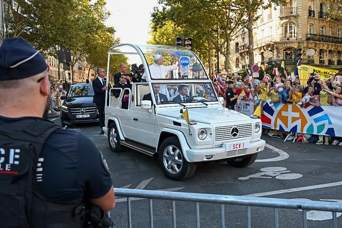 Ngoài ra, mẫu SUV đặc biệt này còn được mang biển số SCV 1, trong đó SCV có nghĩa là "Status Civitatis Vaticanae" (nhà nước Thành Vatican). 