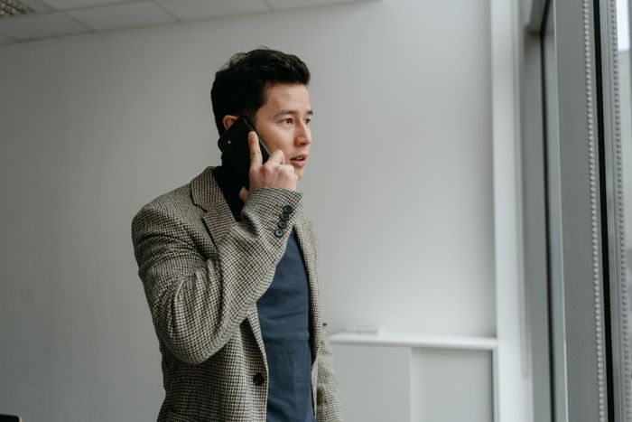  Dù đôi lúc khiến người trẻ cảm thấy bị động, những cuộc gọi trực tiếp có thể giúp truyền tải cảm xúc rõ hơn, đồng thời nhanh chóng hóa giải những hiểu lầm dễ phát sinh khi nhắn tin. Ảnh: MART PRODUCTION/Pexels. 