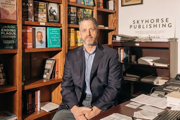 Tony Lyons, một người bạn lâu năm và đối tác kinh doanh của Kennedy, sở hữu nhà xuất bản Skyhorse.