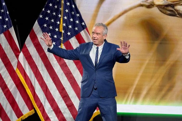 Bộ trưởng Y tế và Dịch vụ Nhân sinh Mỹ, Robert F. Kennedy Jr., ký bản kê khai tài chính, xác nhận có 2 khoản tiền ứng trước trị giá 4 triệu USD cho việc viết sách.