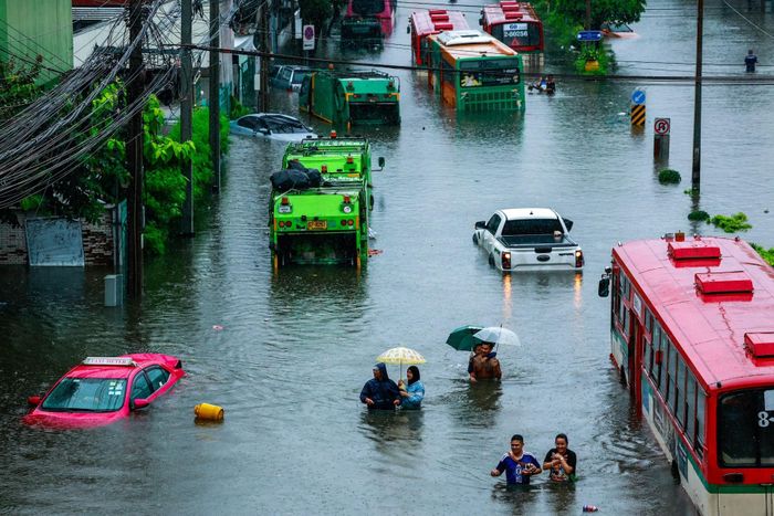  Người dân lội qua đường phố ngập nước trong trận mưa lớn tại Bangkok, Thái Lan, ngày 26/9. Ảnh: Reuters.