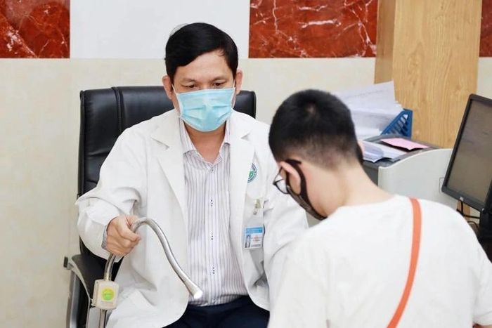  Bác sĩ Đoàn Văn Lợi Em thăm khám cho bệnh nhân. Ảnh: BVCC. 
