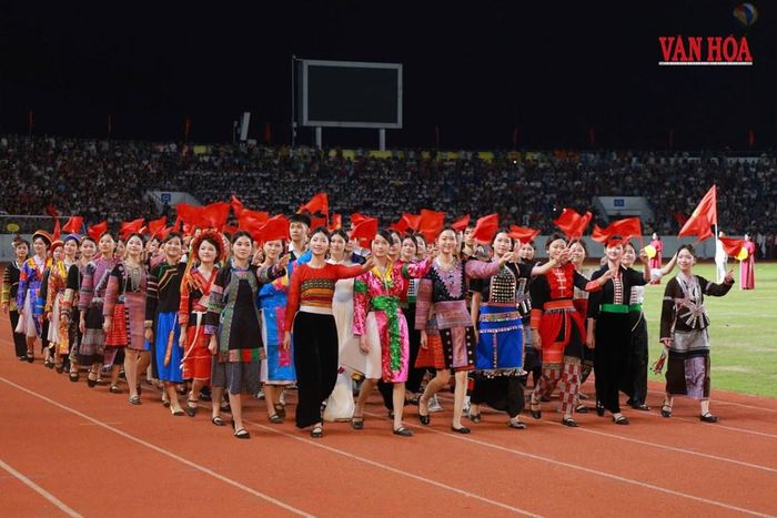 Các lực lượng diễu hành biểu dương lực lượng