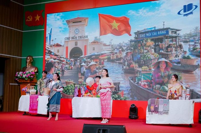 Các thành viên đội Open Team trong phần thi chủ đề “Những ngôi chợ bên dòng Mê Kông”