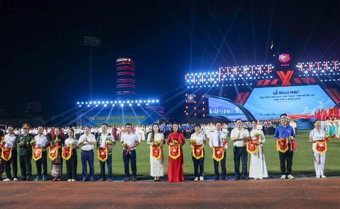 Phó Cục trưởng Cục Thể dục Thể thao (Bộ VHTTDL) Lê Thị Hoàng Yến cùng Ban tổ chức tặng Cờ lưu niệm cho các đoàn tham dự Đại hội