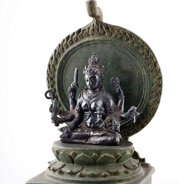 Tượng Mahāpratisarā, thế kỷ 9, Java. Nguồn ảnh: Thư viện Leiden