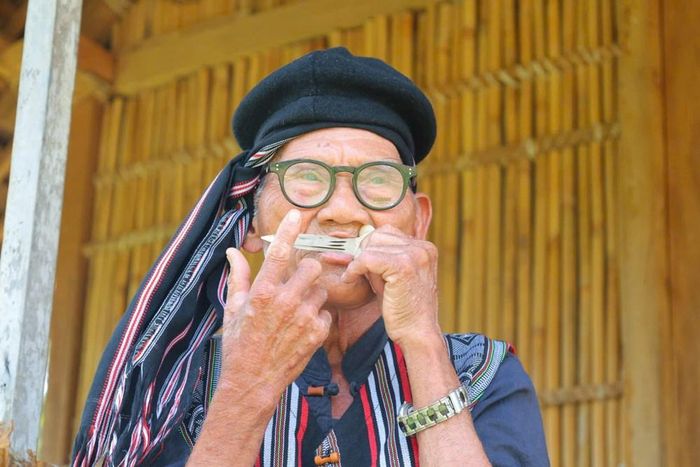 Người chơi phải điều tiết hơi thở, môi, lưỡi và khoang miệng để tạo những cung bậc âm thanh khác nhau