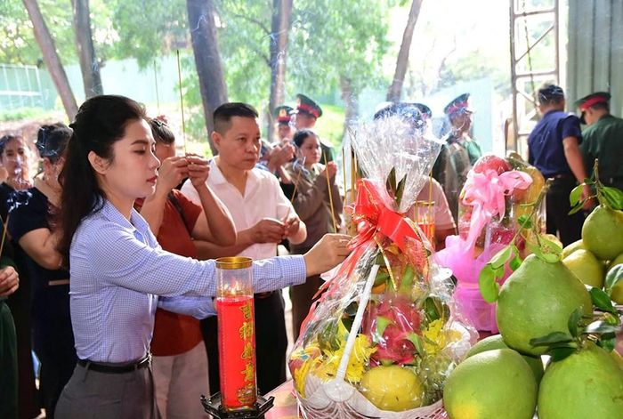 Thân nhân, gia đình cán bộ, chiến sĩ Đội K74 dâng hương tại Công viên Lê Thị Riêng
