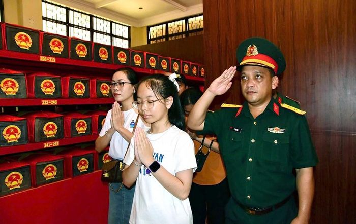 Thân nhân, gia đình cán bộ, chiến sĩ Đội K74 viếng các Anh hùng liệt sĩ tại Công viên Lê Thị Riêng