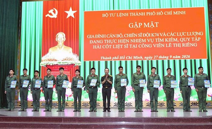 Tại buổi gặp mặt, 13 hạ sĩ quan, chiến sĩ Đội K74 đang làm nhiệm vụ tìm kiếm, quy tập hài cốt liệt sĩ tại Công viên Lê Thị Riêng đã được trao quyết định thăng quân hàm