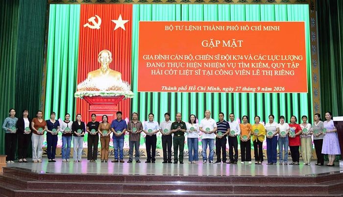 Thủ trưởng Bộ Tư lệnh TP.HCM trao quà, động viên thân nhân, gia đình cán bộ, chiến sĩ Đội K74 và các lực lượng đang thực hiện nhiệm vụ tại Công viên Lê Thị Riêng