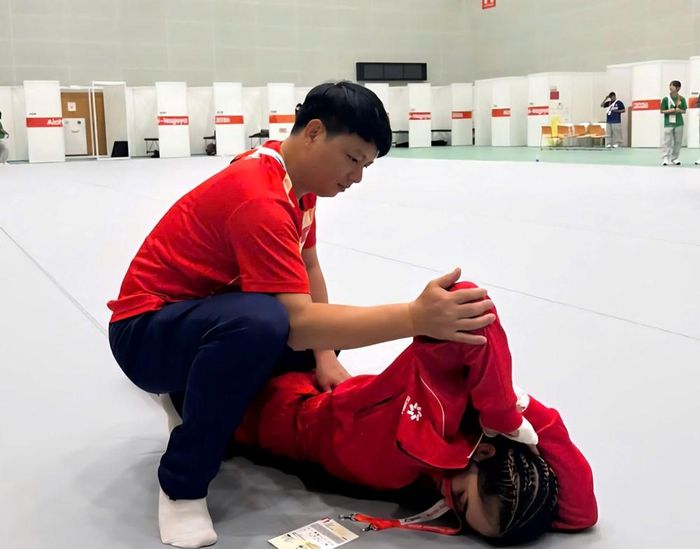TS.BS Thắng chăm sóc cho VĐV