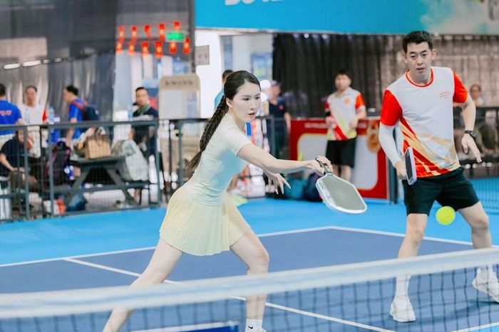 Á hậu Linh Chi thi đấu đầy năng lượng, quyết tâm trong từng pha bóng