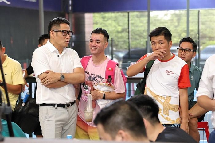 Diễn viên Minh Tiệp trò chuyện cùng các vận động viên bên ngoài sân đấu