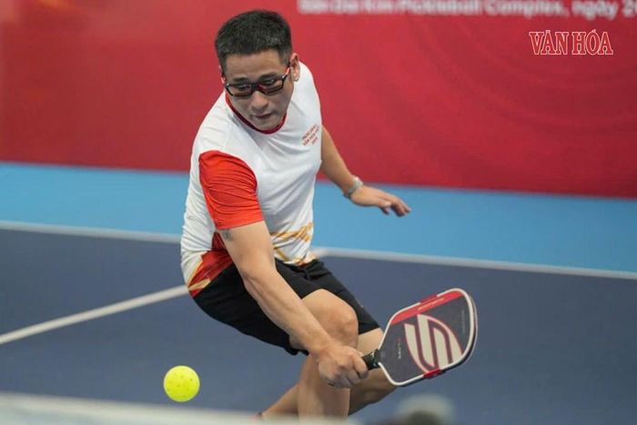 Diễn viên Minh Tiệp tập trung trong từng pha bóng