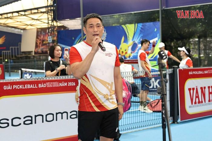 Diễn viên Minh Tiệp phát biểu tại lễ khai mạc Giải Pickleball Báo Văn Hóa năm 2026
