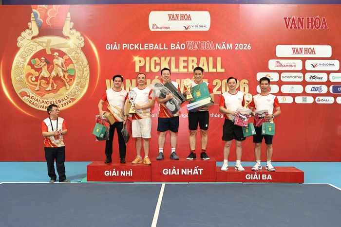 Phó Tổng Biên tập Báo Văn Hoá Phan Thanh Nam trao giải Nhất nội dung lãnh đạo cho diễn viên Minh Tiệp cùng Tổng Biên tập Báo Văn Hóa Nguyễn Anh Vũ