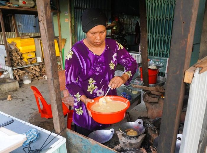 Chị Ali Ha khéo léo đổ từng chiếc bánh Namparang