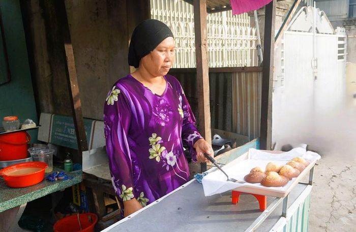 Chị Ali Ha bên mẻ bánh Namparang mới ra lò