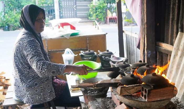 Bà Phao Sy Dah chia sẻ về kỹ thuật sử dụng nắp đất nung - yếu tố quan trọng quyết định độ chín và hương vị của bánh Namparang