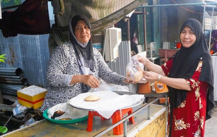 Những chiếc bánh Namparang được trao đến khách mua bánh