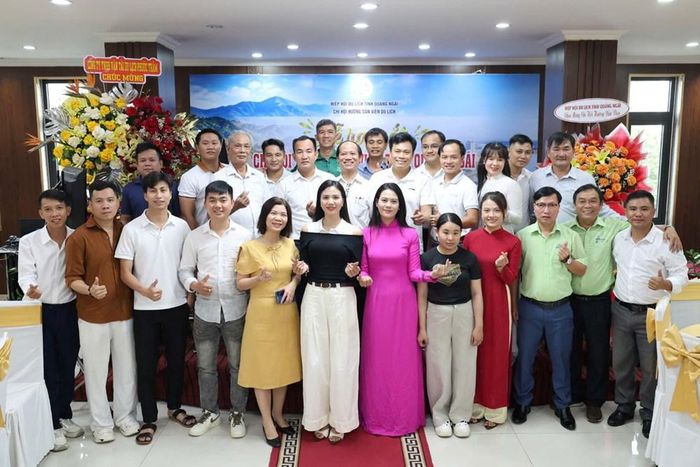 Đại biểu, Ban Chấp hành và hội viên chụp ảnh lưu niệm tại lễ ra mắt