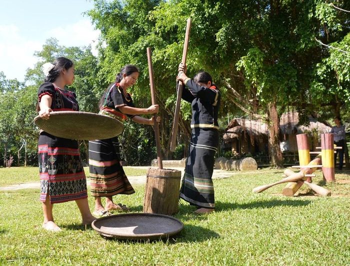 Các thiếu nữ giã gạo để làm các món bánh dâng cúng