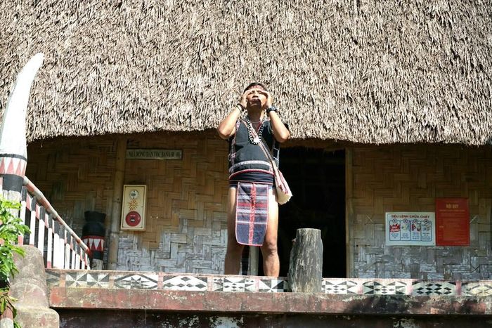 Sau khi chọn được ngày, già làng thông báo để mọi người chuẩn bị