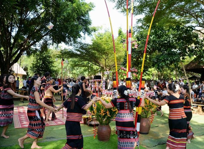 Những vòng xoang nối tiếp nhau quanh không gian lễ hội, đưa cộng đồng bước vào không khí giao hòa và đoàn kết thắm thiết