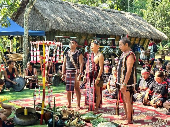 Các già làng thực hiện lễ cầu an