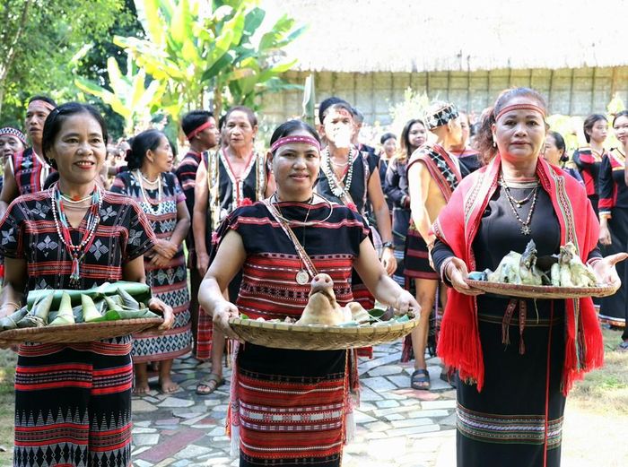 Các mâm lễ vật dâng cúng được chuẩn bị chu đáo là sản vật địa phương