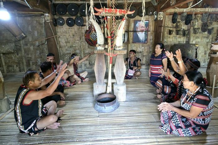 Các già làng họp người dân tại nhà Rông chuẩn bị cho nghi lễ