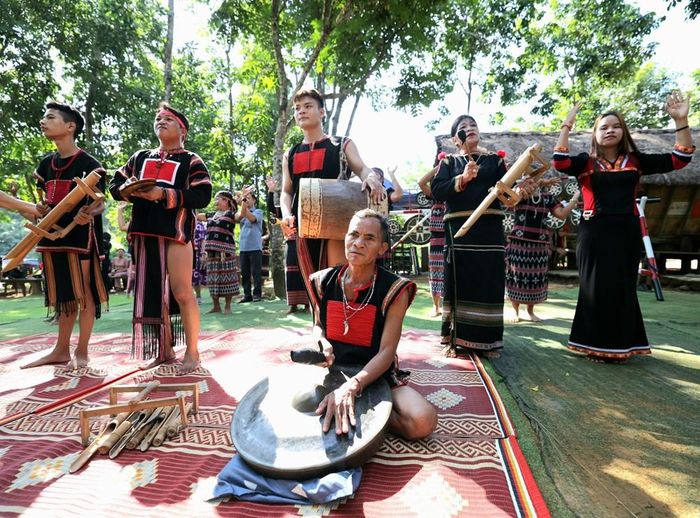 Không khí lễ hội rộn ràng khắp buôn làng