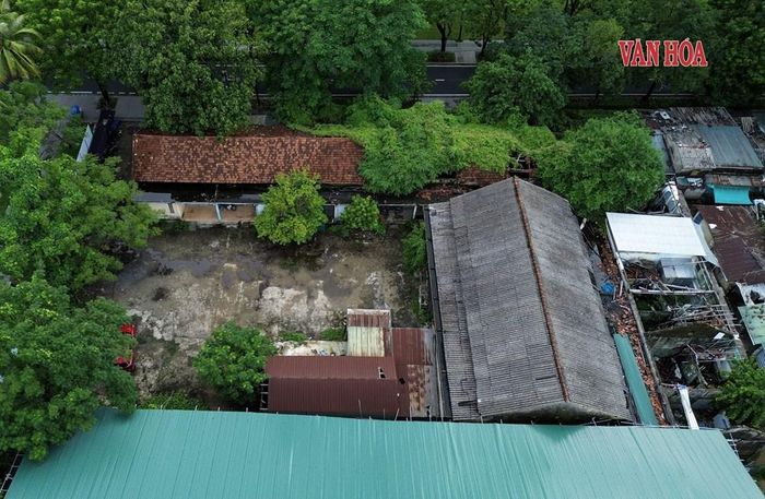 Theo quy định, đây là nhà ở thuộc sở hữu Nhà nước, các trường hợp đang ở mới được xem xét đền bù khi Nhà nước thu hồi đất. Phường Phú Xuân đã có văn bản báo cáo UBND TP. Huế chỉ đạo Sở Nông nghiệp và Môi trường có hướng dẫn thêm để có cơ sở xem xét hỗ trợ cho các trường hợp còn lại. Trong ảnh là dãy nhà tập thể tại số 2 Đoàn Thị Điểm. Ảnh: Sơn Thùy
