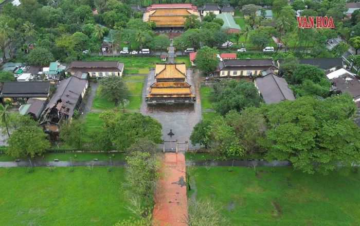 Theo kế hoạch đã được phê duyệt tại dự án “Bảo tồn và tôn tạo hệ thống Kinh thành Huế” giai đoạn 2, sẽ triển khai di dời các hộ dân sinh sống xung quanh Quốc Tử Giám để chỉnh trang cảnh quan, bảo vệ không gian di tích. Trong ảnh là tổng thể Di tích Quốc Tử Giám thời điểm trước khi hạ giải trùng tu và các dãy nhà tập thể hai bên. Ảnh: Sơn Thùy
