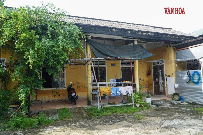 Đại diện Trung tâm Bảo tồn Di tích Cố đô Huế cho biết, Trung tâm rất mong các cơ quan chức năng sớm có phương án di dời và giải phóng mặt bằng ở các khu nhà tập thể cạnh di tích Quốc Tử Giám. Sau khi khu vực này được bàn giao mặt bằng, Trung tâm sẽ chỉnh trang, tôn tạo không gian cảnh quan cho di tích Quốc Tử Giám để phát huy giá trị. Ảnh: Sơn Thùy