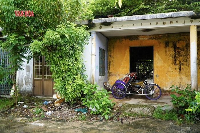Khu vực này nằm ở góc Đông Nam cạnh Hoàng thành Huế, trên tuyến đường kết nối các điểm di tích tham quan và có nhiều du khách qua lại. Không gian nhếch nhác ở đây đã làm ảnh hưởng đến mỹ quan đô thị của thành phố. Ảnh: Sơn Thùy