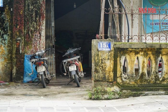 Vướng mắc trong công tác giải phóng mặt bằng tại khu vực di tích Quốc Tử Giám là liên quan đến nhà thuộc sở hữu Nhà nước. Thời điểm kiểm kê hiện trạng, các dãy nhà tập thể này đã xuống cấp nghiêm trọng, có nhà tự sụp đổ. Trong ảnh là khu tập thể tại số 15A Đinh Tiên Hoàng. Ảnh: Sơn Thùy